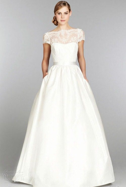 váy cưới hoạ tiết ren