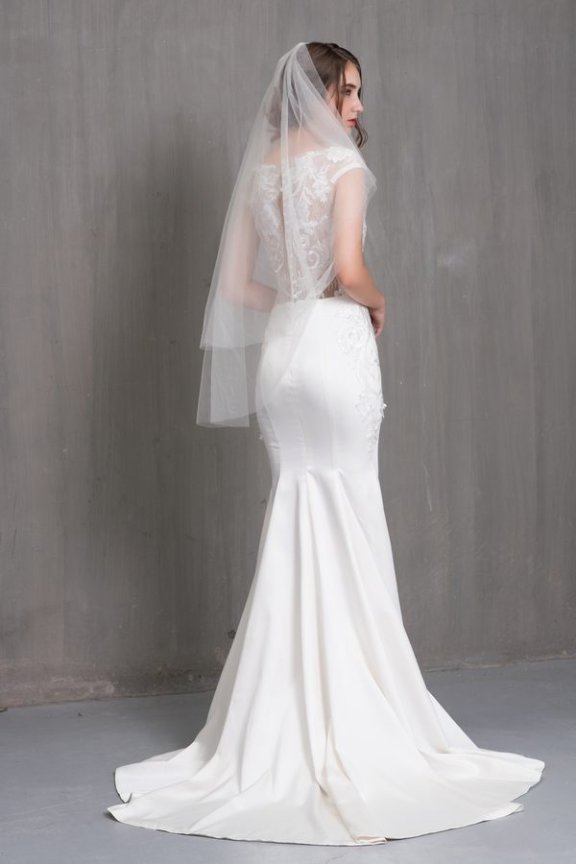 Mẫu váy cưới đuôi cá phong cách cổ điển từ Nicole Bridal