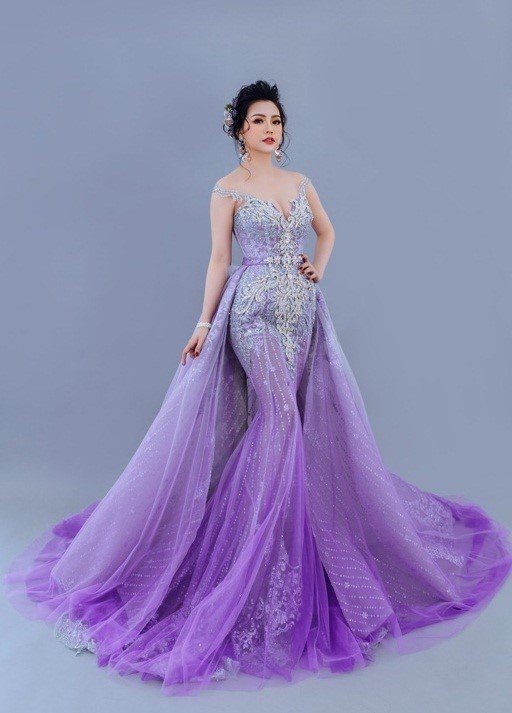 váy cưới đuôi cá màu tím