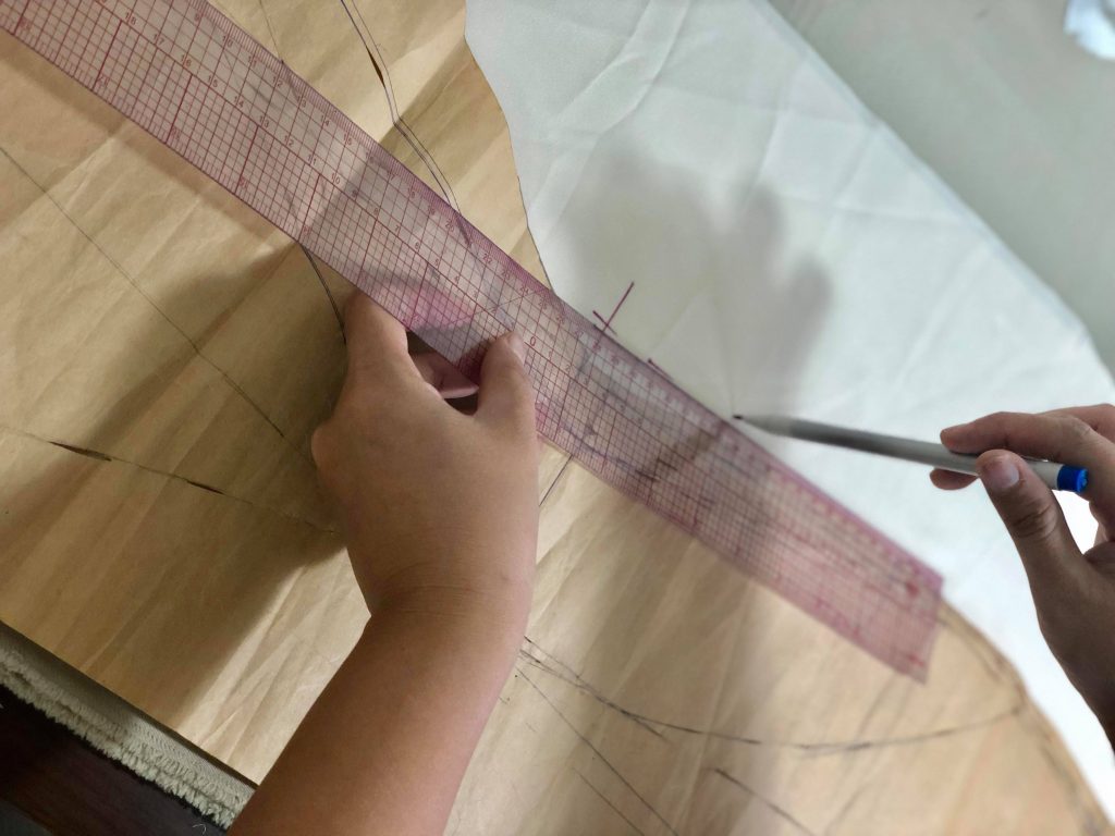 may váy cưới theo yêu cầu