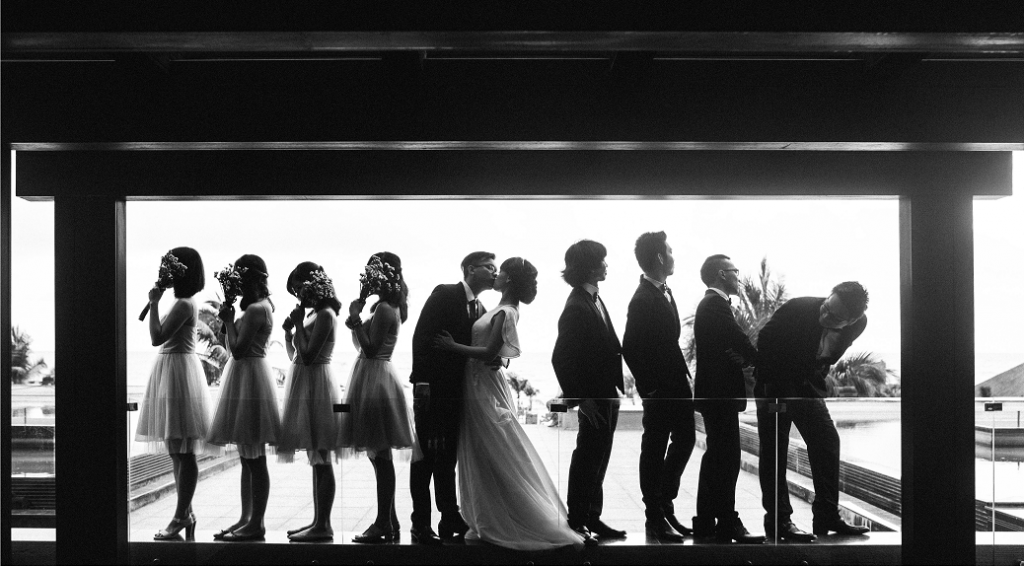 chụp ảnh cưới cùng bạn bè