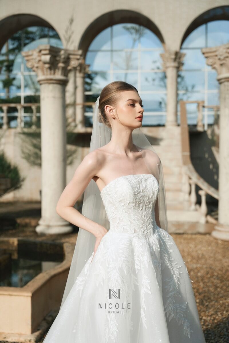 Váy cưới cúp ngực - Hình 2