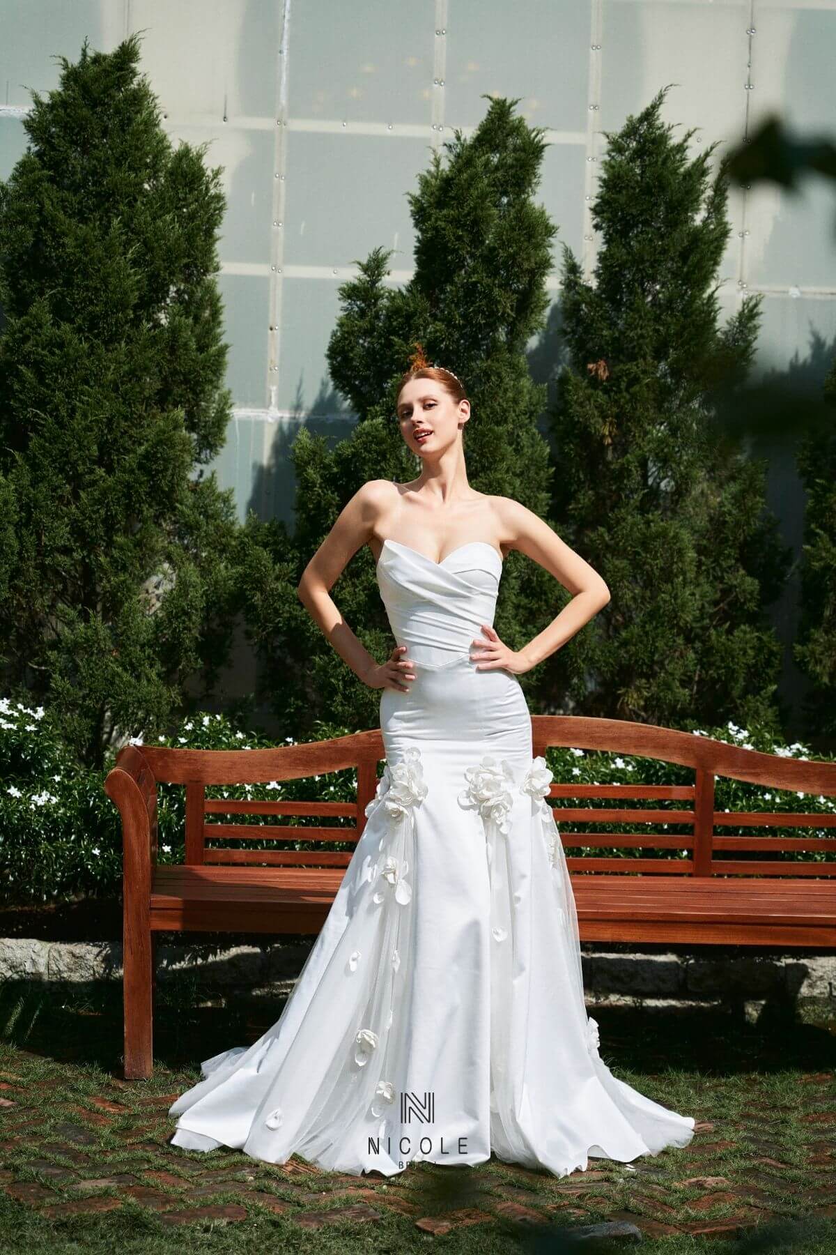 Váy cưới cúp ngực - Hình 4