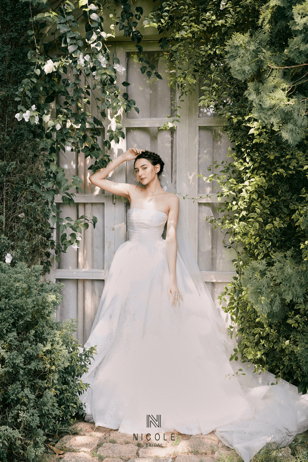 Váy cưới cúp ngực - Hình 5