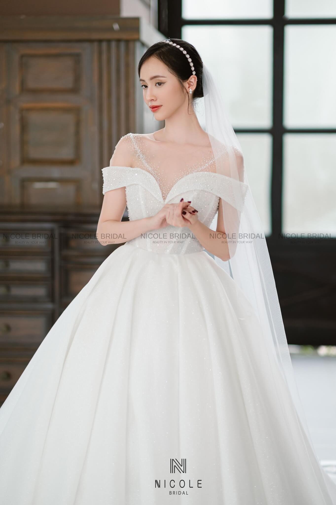 váy cưới cô dâu có bắp tay to 3