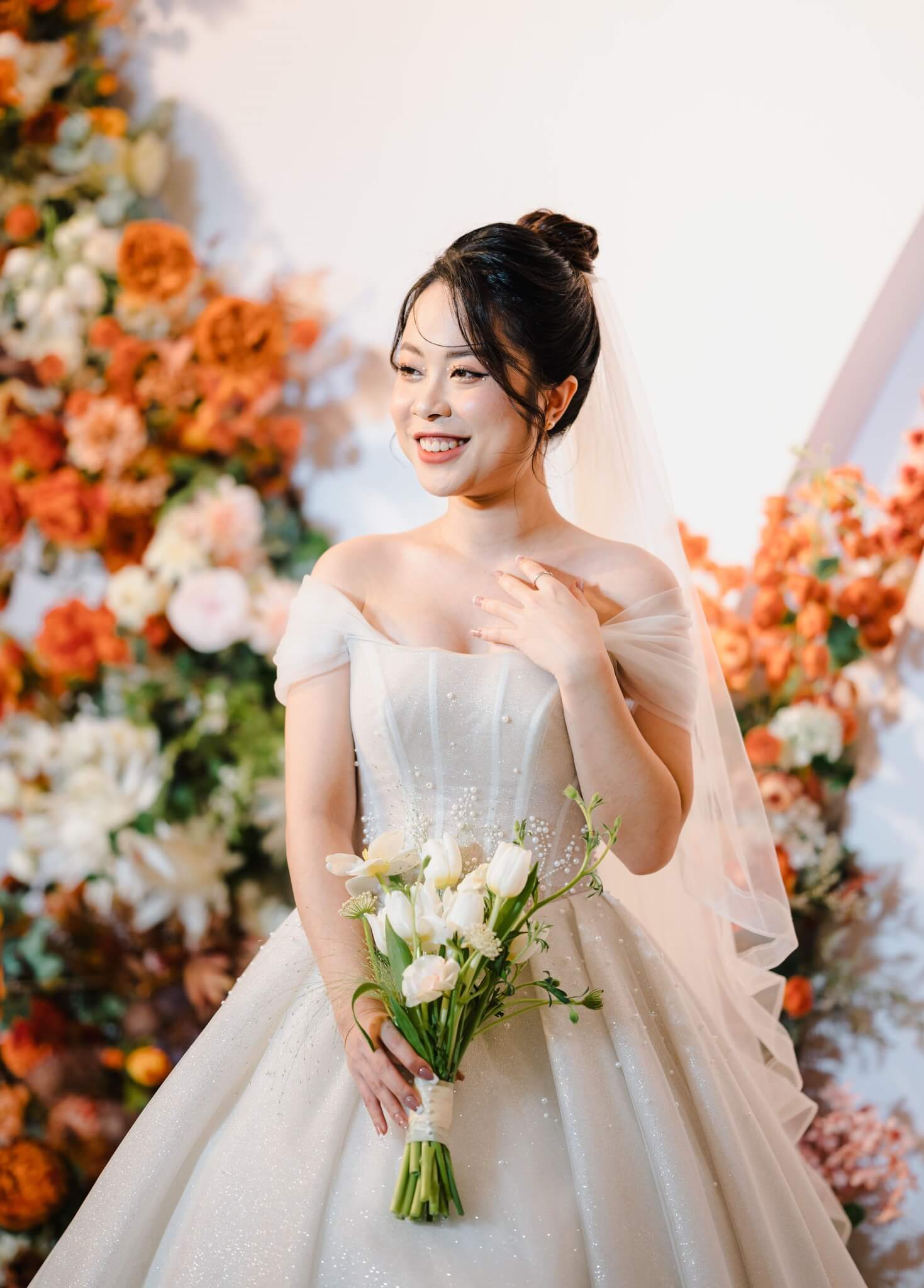 váy cưới cô dâu có bắp tay to 6