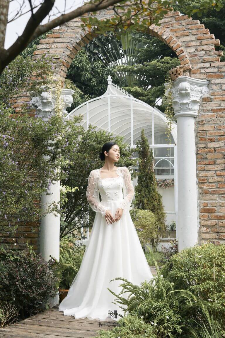 Nicole Bridal - Váy cưới cổ vuông hình 2