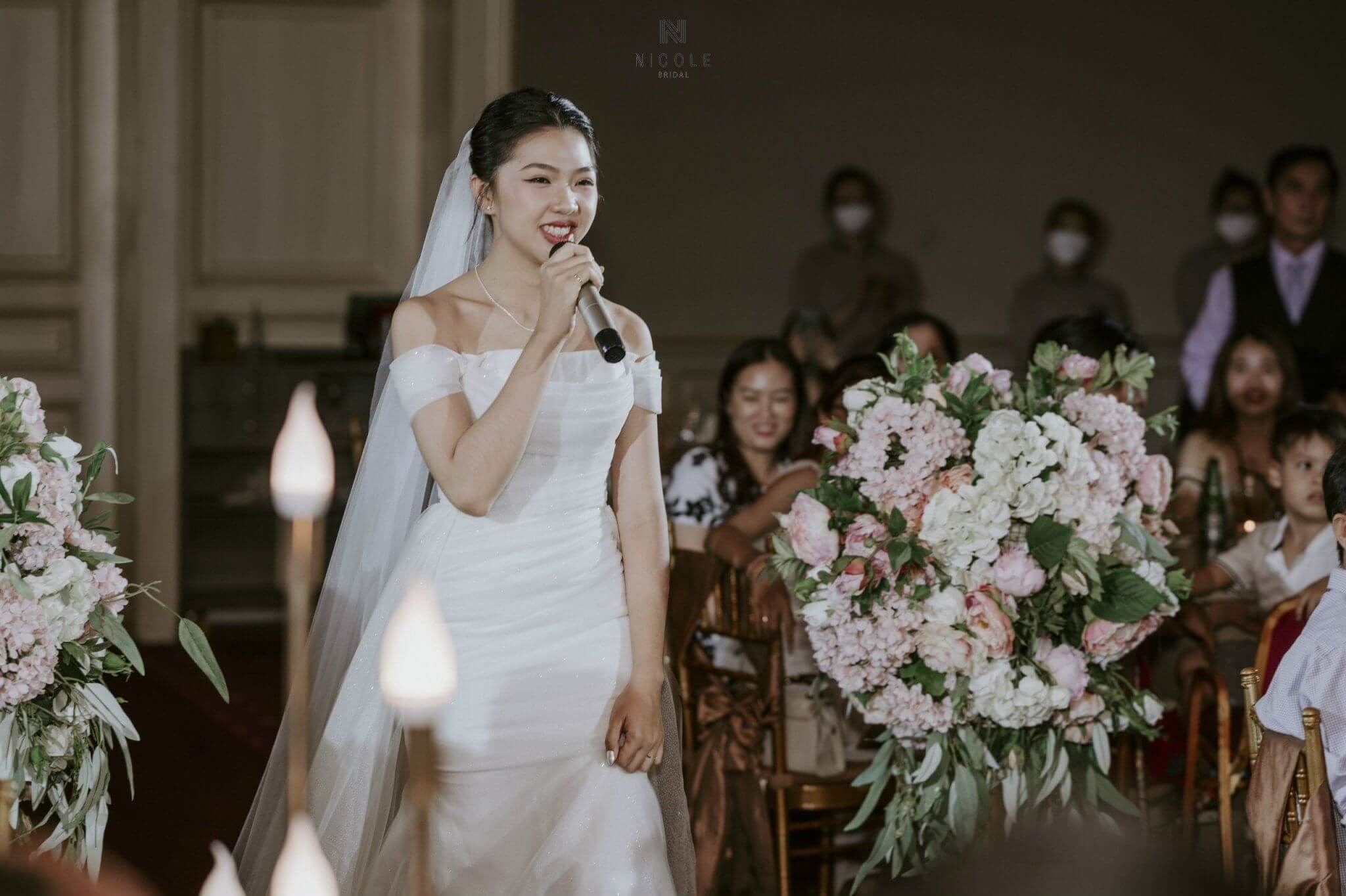 váy cưới đi bàn 1