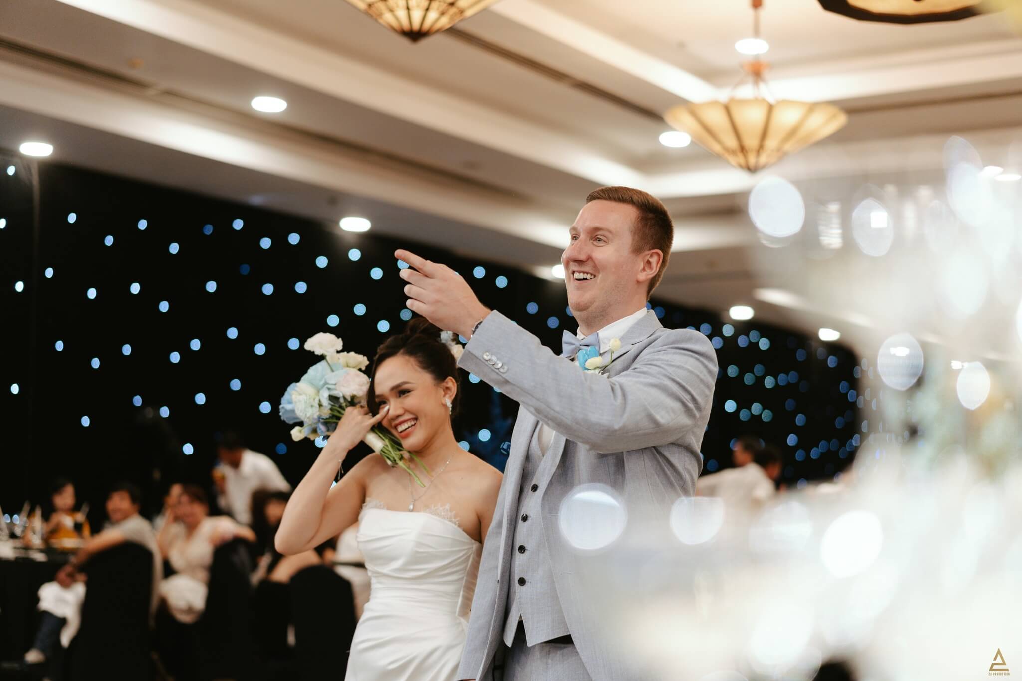 váy cưới đi bàn 2