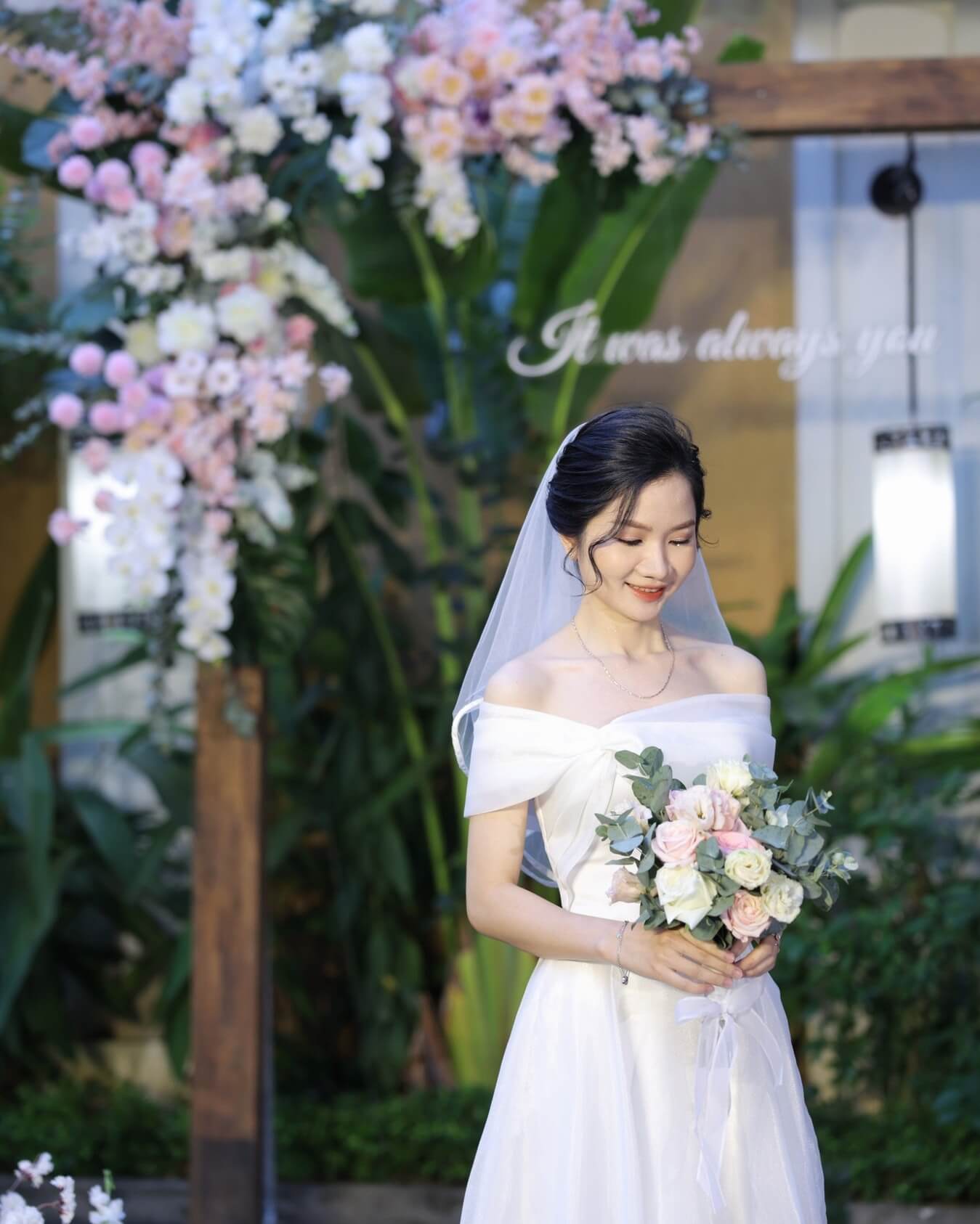 váy cưới đi bàn 6