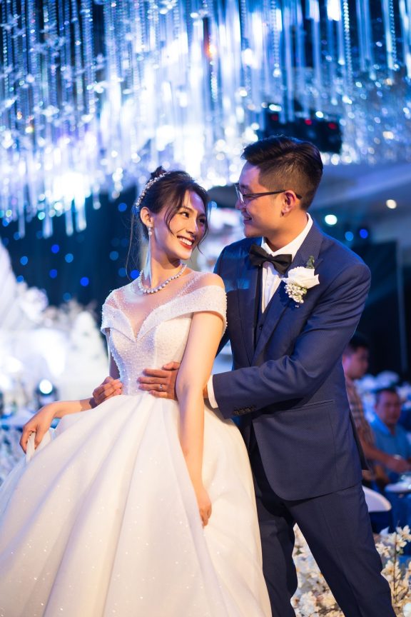 Váy cưới làm lễ nhà hàng - Hình 1