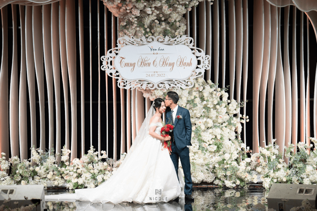 vay-cuoi-lam-le-nha-hang-4