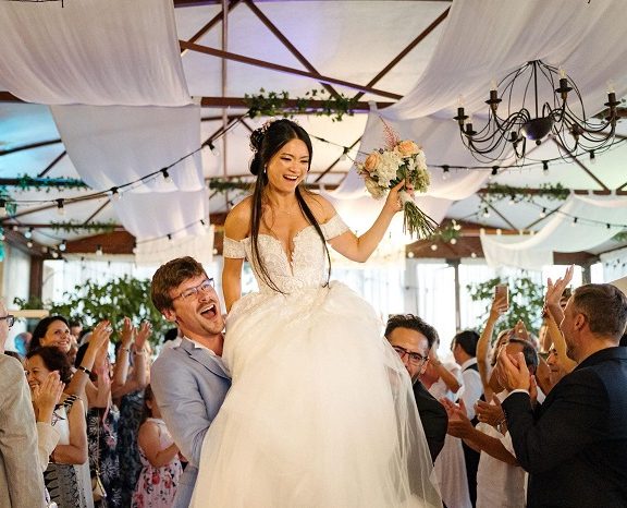 Cô dâu và chú rể thỏa sức “quẩy” trong tiệc cưới