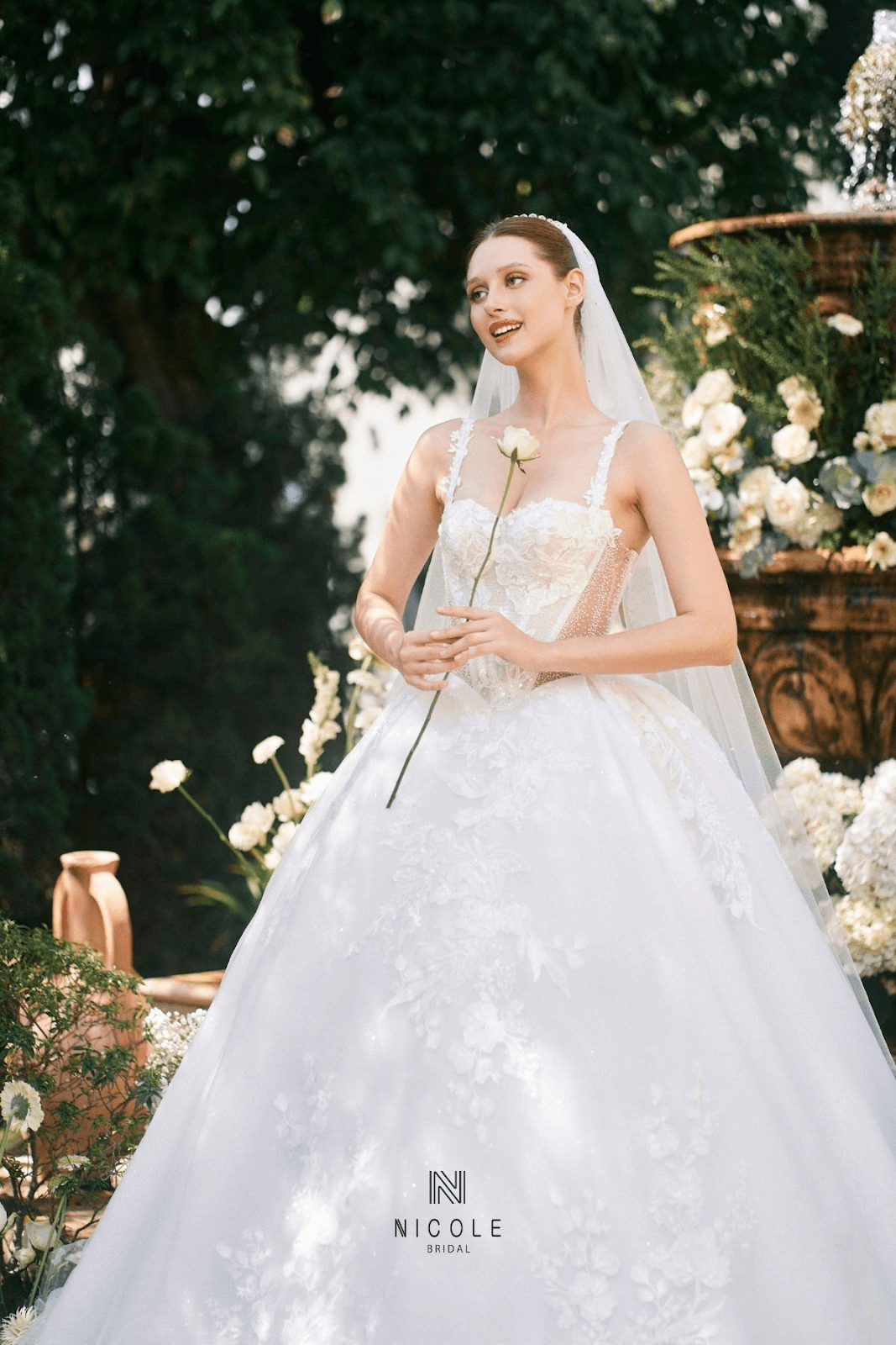 Váy cưới có sẵn - Hình 4