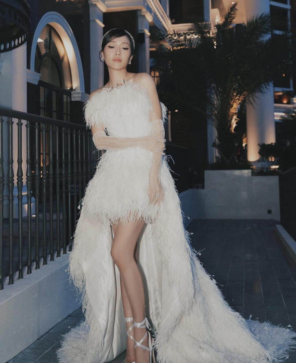 Nicole Bridal - Váy cưới lông vũ hình 1
