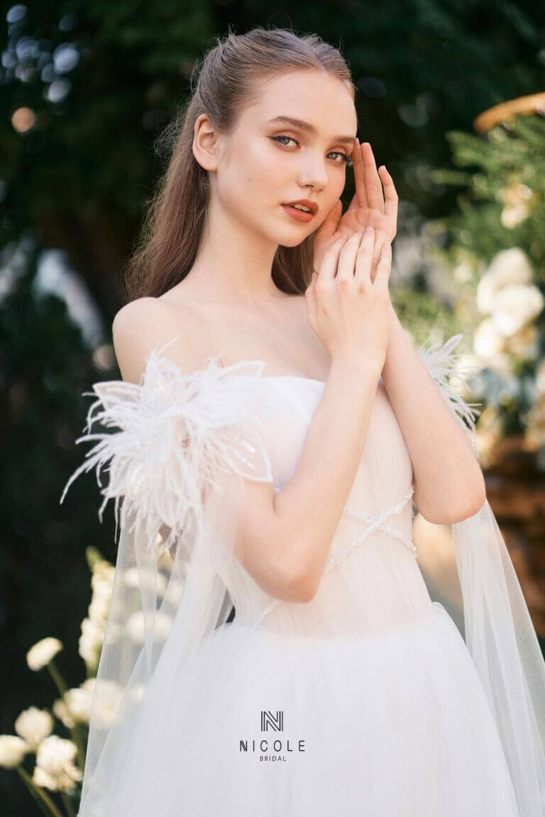 Nicole Bridal - Váy cưới lông vũ hình 3