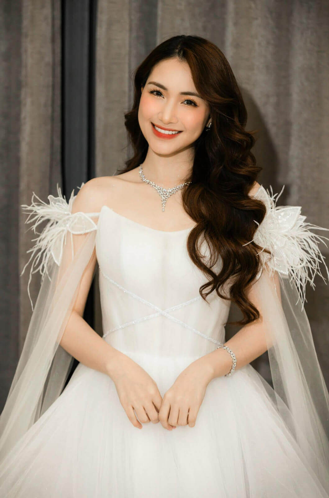 Nicole Bridal - Váy cưới lông vũ hình 4