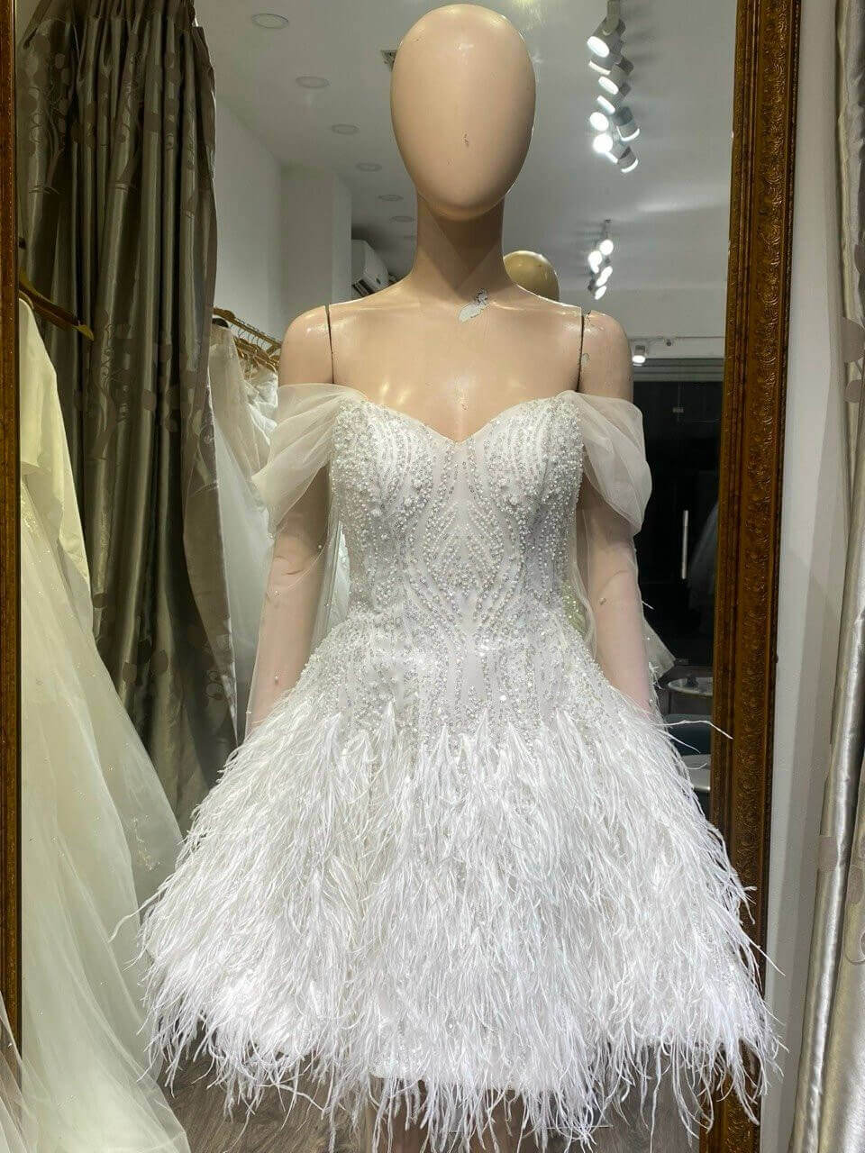 Nicole Bridal - Váy cưới lông vũ hình 6
