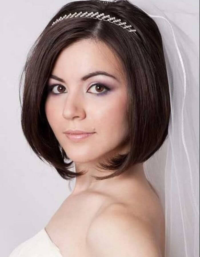 Tóc ngắn duỗi cúp đuôi