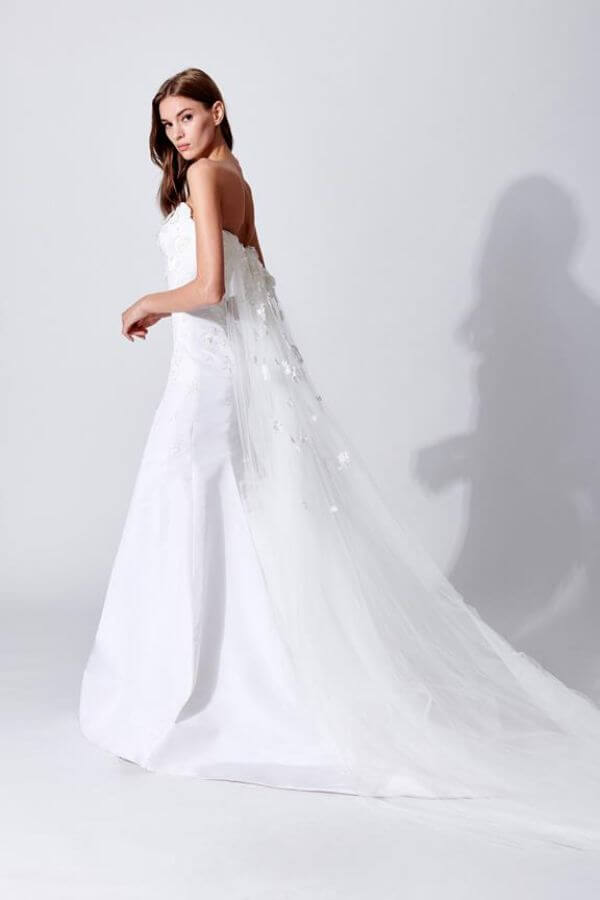 chiếc váy cưới Renta