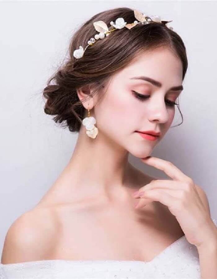 Nàng dâu xinh xắn với kiểu tóc ngắn cô dâu gắn thêm cài hoa