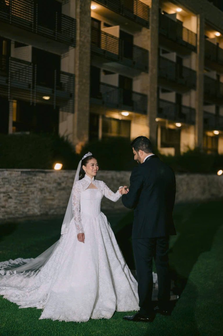 The irresistible charm of the lace wedding dress of bride Ana Escuadro