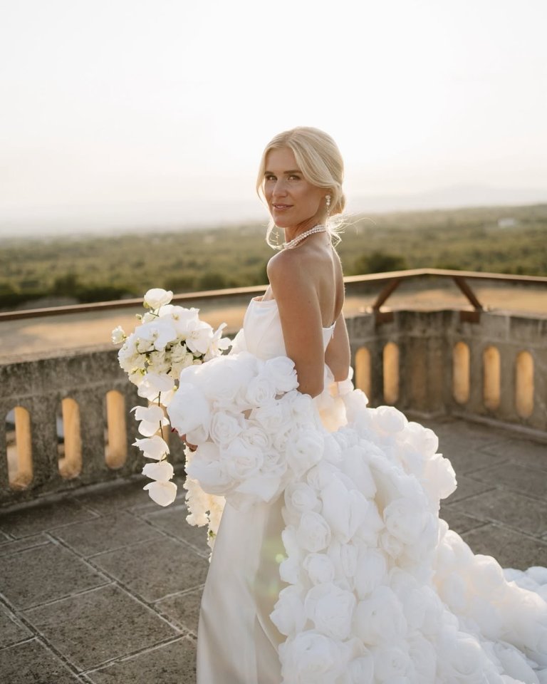 Ali Bonar và chiếc áo choàng cưới hoa hồng: Khi giấc mơ được ươm mầm 2 năm trước ngày cưới